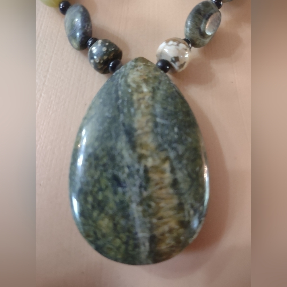 Beautiful Women's stone necklace - Picture 3 of 6